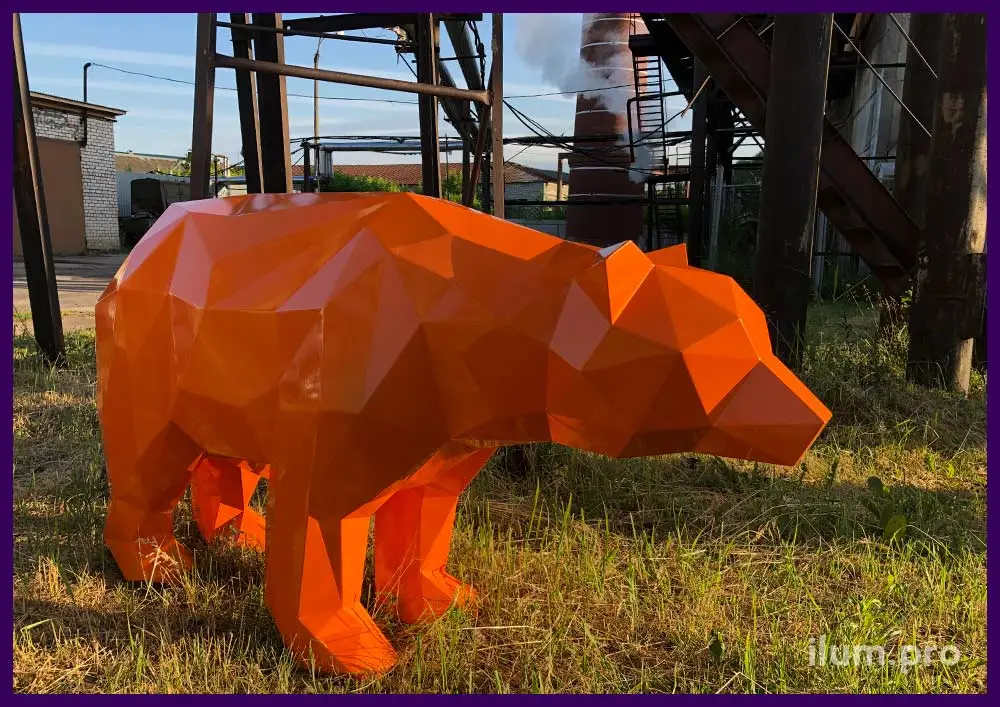 Скульптура оранжевого полигонального медведя из металла
