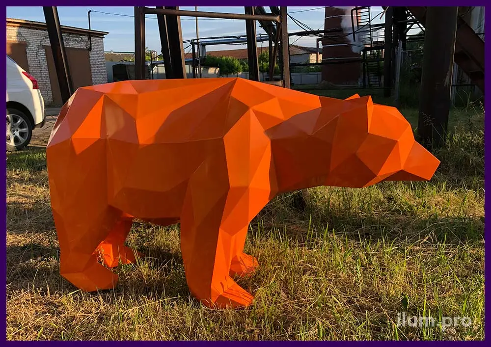 Оранжевая полигональная скульптура в форме медведя из крашеного металла