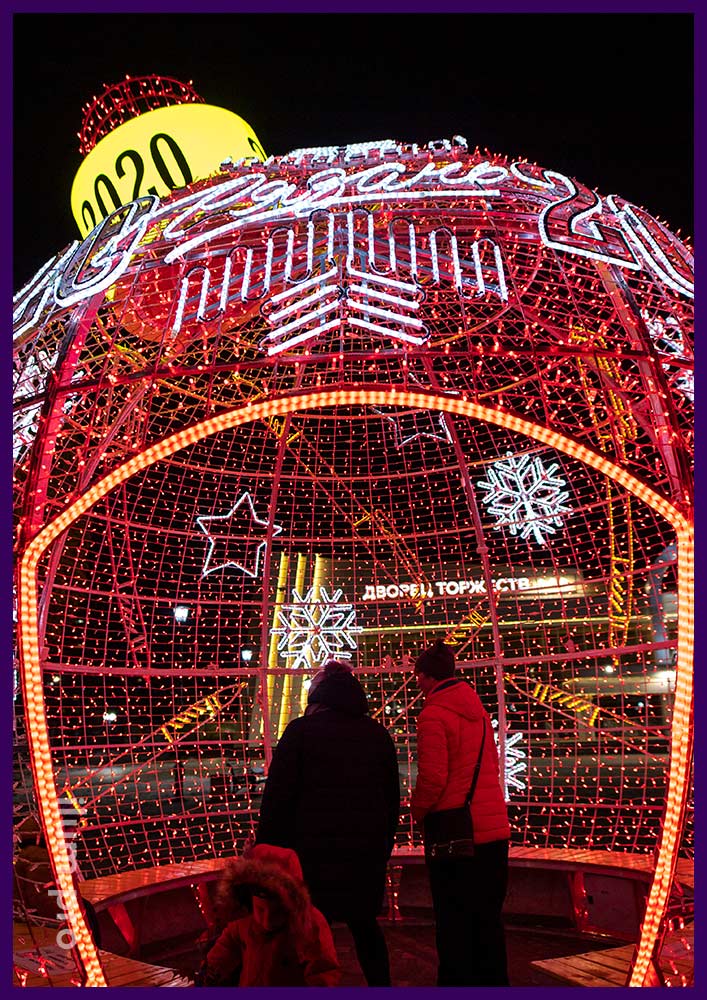 Украшение города на Новый год светодиодной иллюминацией с красными гирляндами