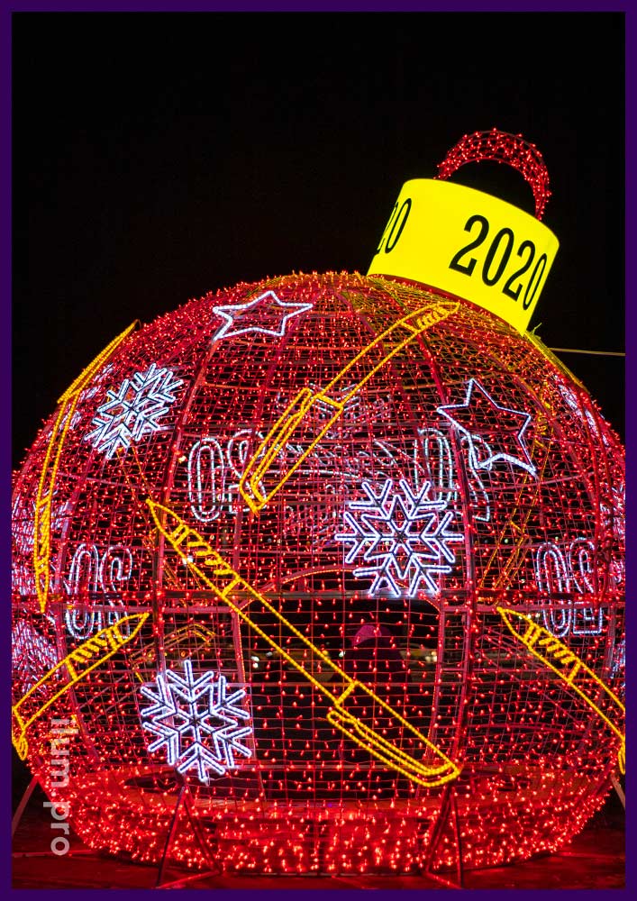 Красный светодиодный шар со снежинками на Новый год