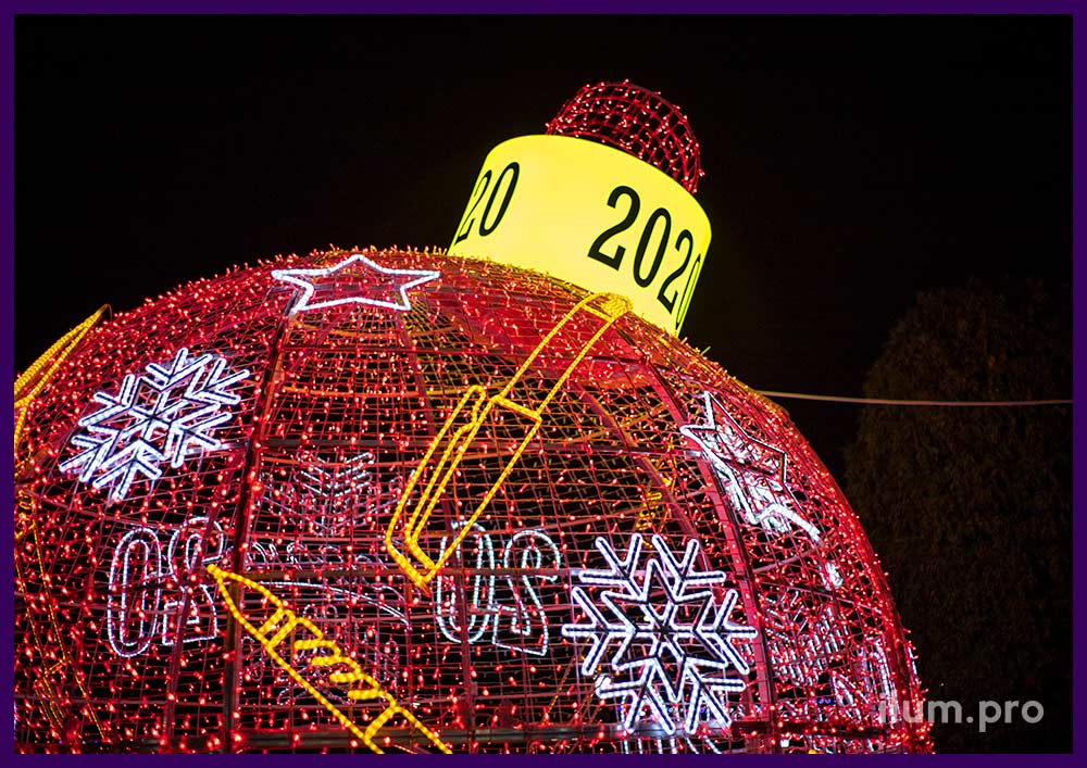 Новогодний светодиодный шар диаметром пять метров в Рязани