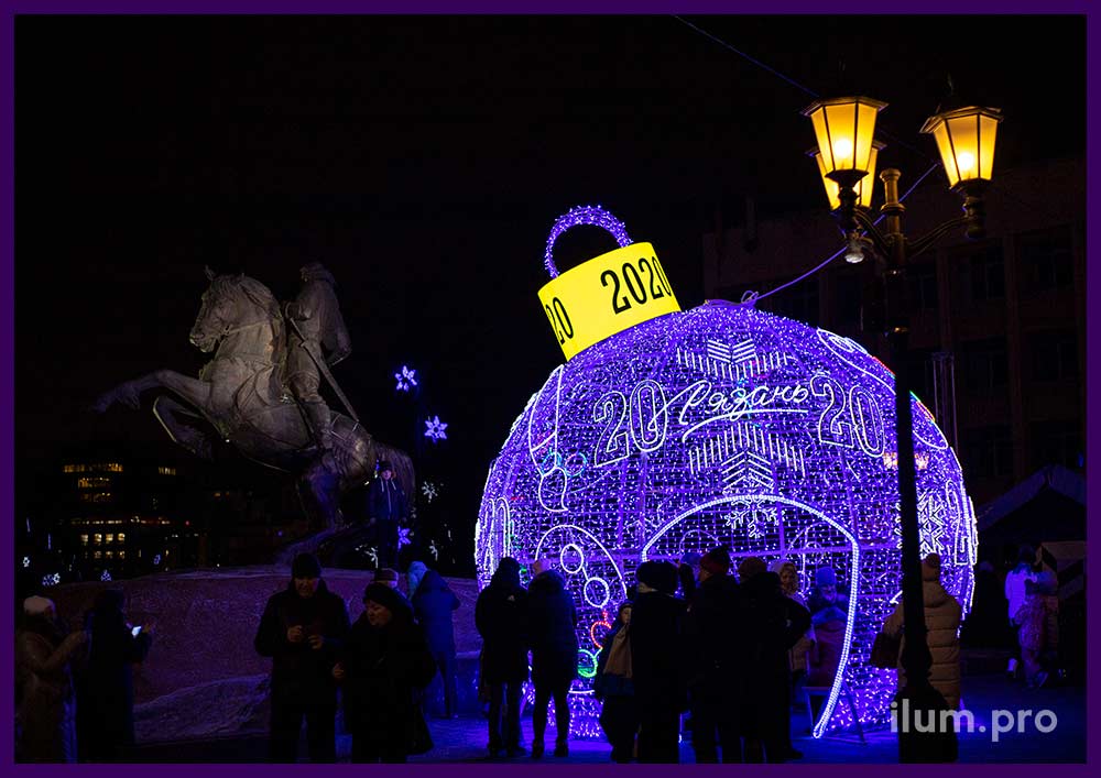 Шар светодиодный с аркой из гирлянд на площади города на Новый год