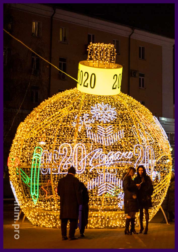 Светодиодный новогодний шар в Рязани на Площади Победы