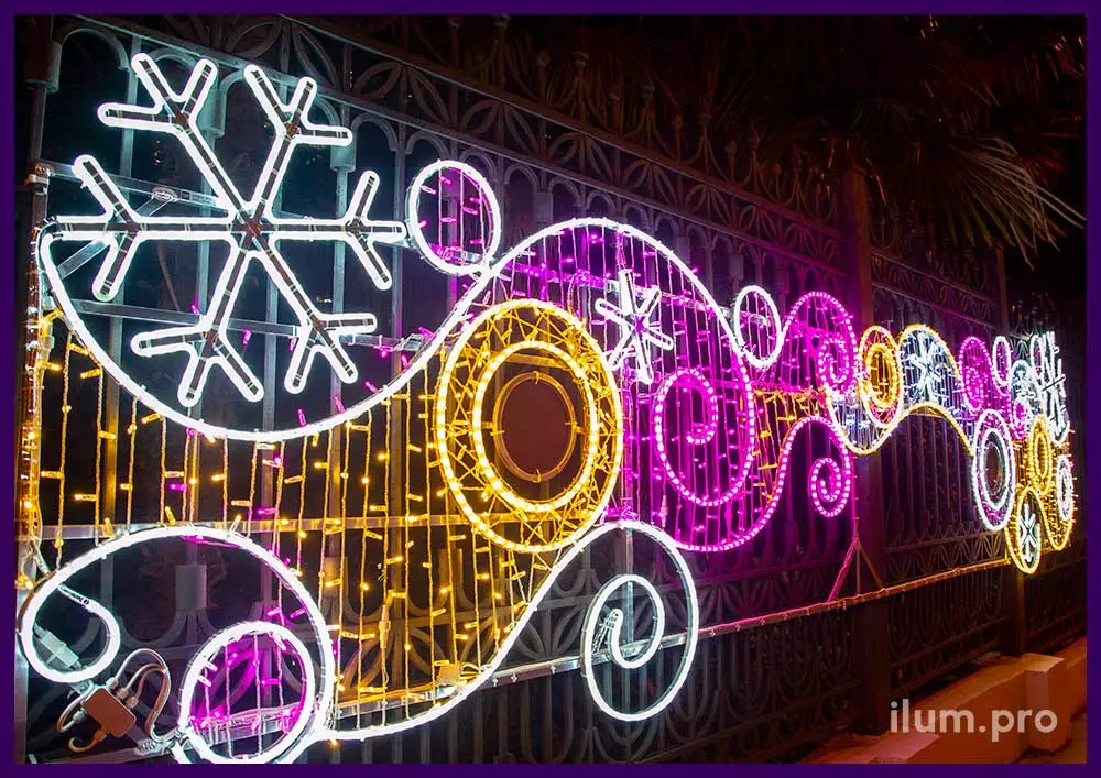 Светодиодные снежинки и завитки на перетяжке в Сочи на Новый год