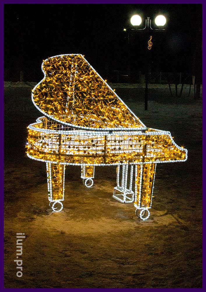 Тёпло-белая световая фигура рояля с гирляндами и пластиковыми блёстками