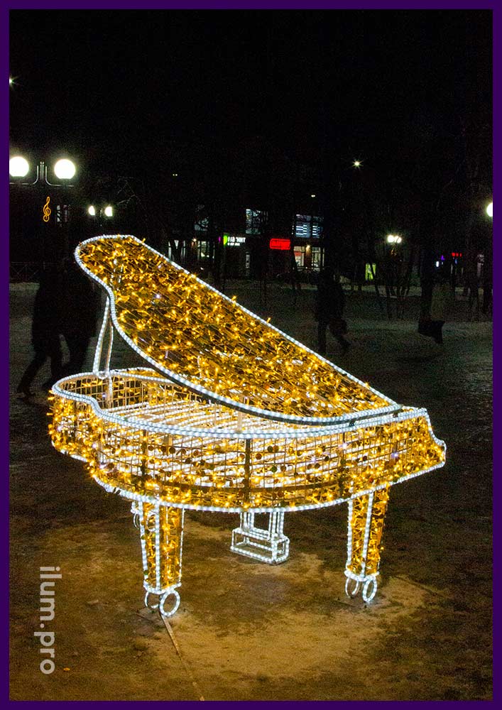 Большой уличный светодиодный рояль в сквере Чайковского во Владимире