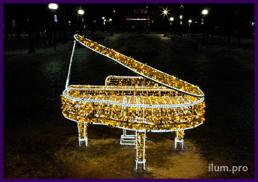 Тёпло-белый светодиодный рояль в сквере города Владимир