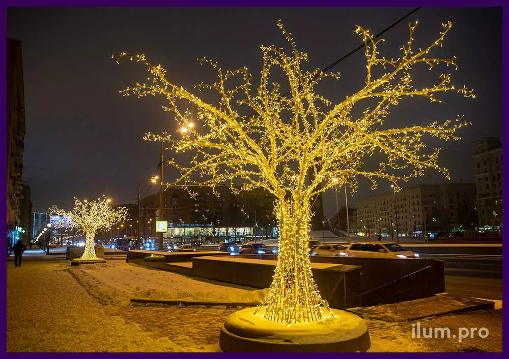 Светодиодные деревья на тротуарах в Москве с гирляндами