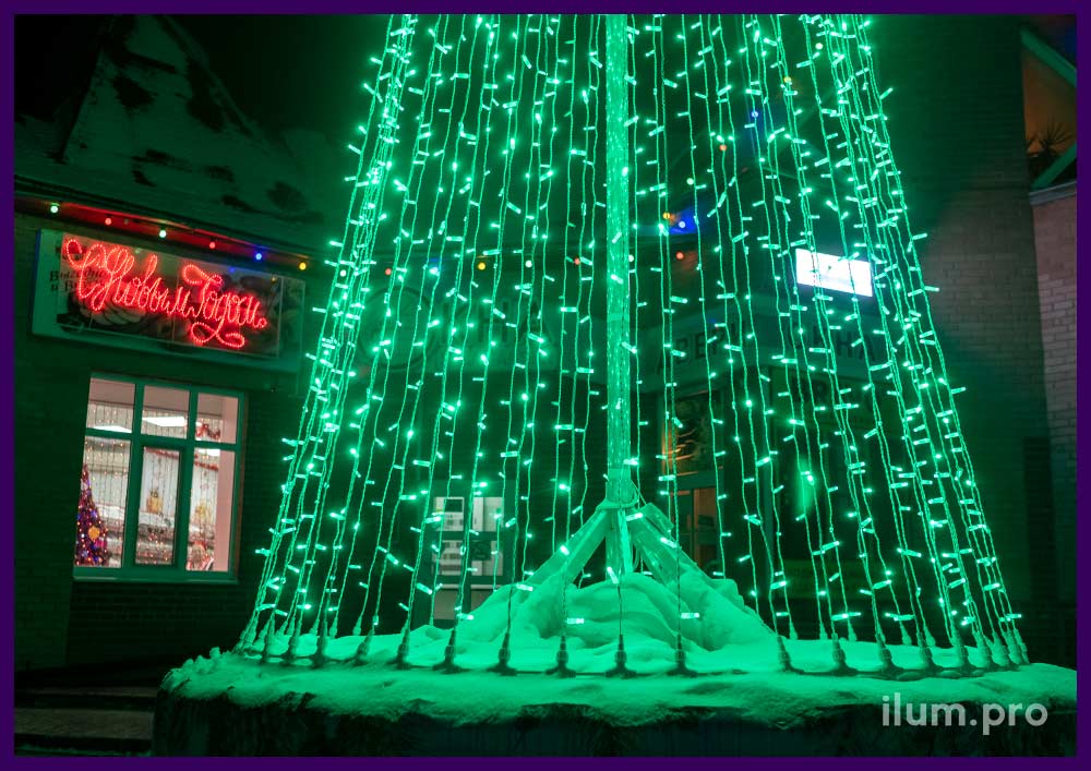 Ёлка светодиодная зелёного цвета на городской площади на Новый год