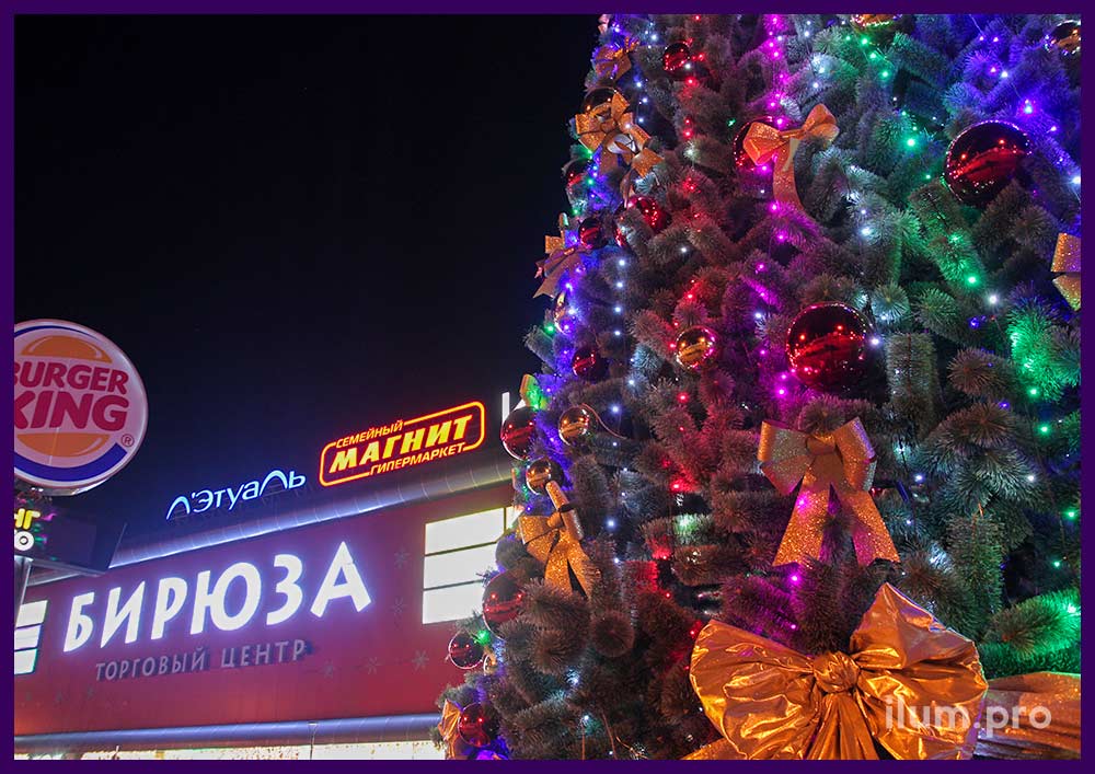 Украшение торгового центра в Сочи на Новый год уличной ёлкой
