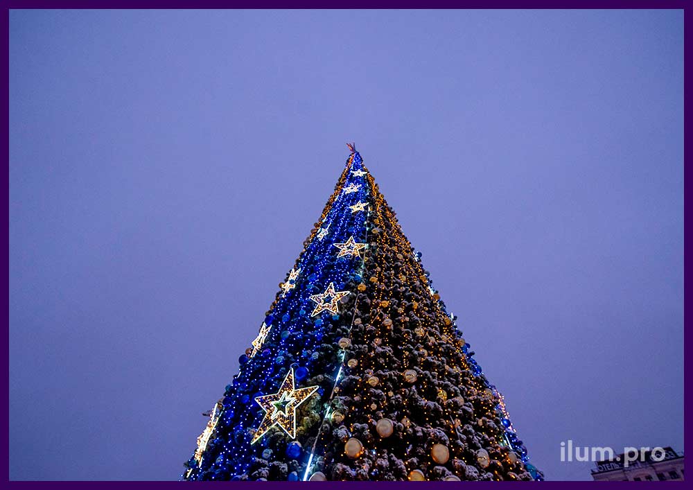 Новогодняя ёлка рядом с ТЦ Серебряный город с подсветкой