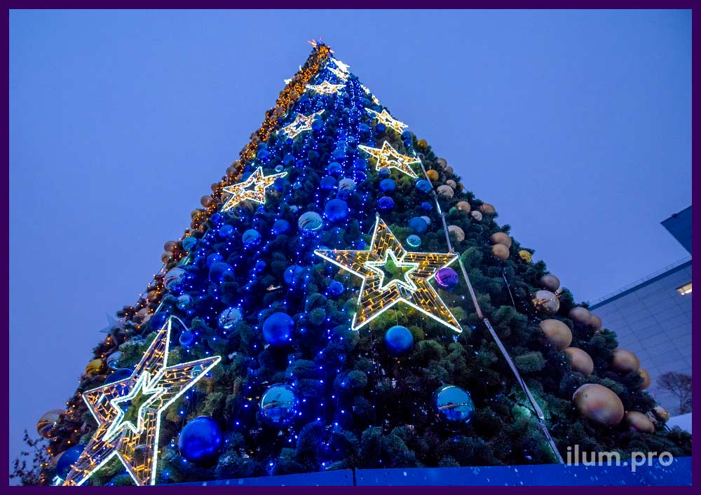 Новогодняя ель с комплектом освещения из звёзд с гирляндами