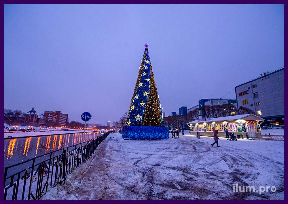 Красивая новогодняя ёлка в Иваново перед ТЦ