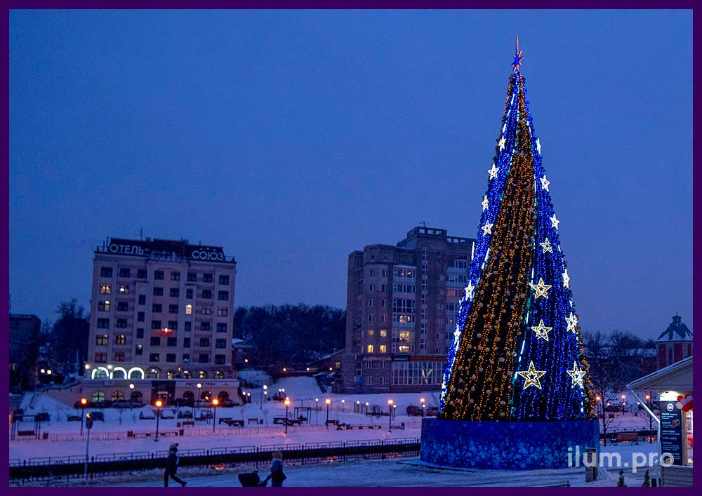 Уличная ёлка в Иваново со звёздами из гирлянд и дюралайта