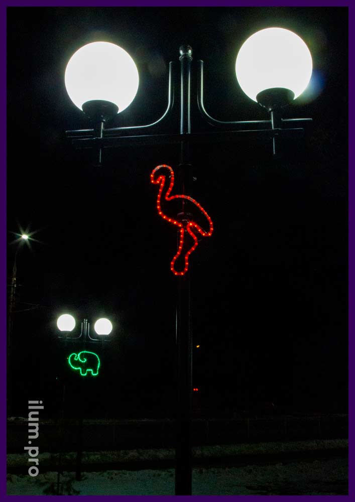 Фламинго светодиодный на опоре освещения в парке Владимира