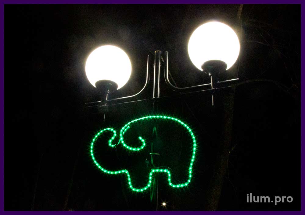 Слон из светодиодных гирлянд на столбе в парке