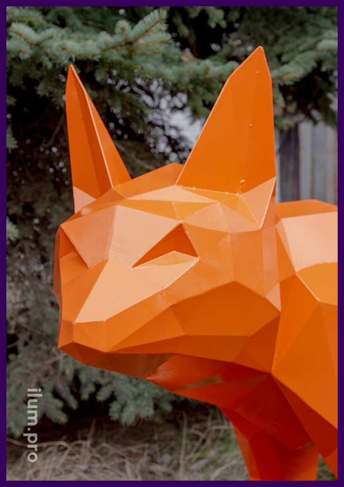 Металлическая полигональная фигура лисы оранжевого цвета