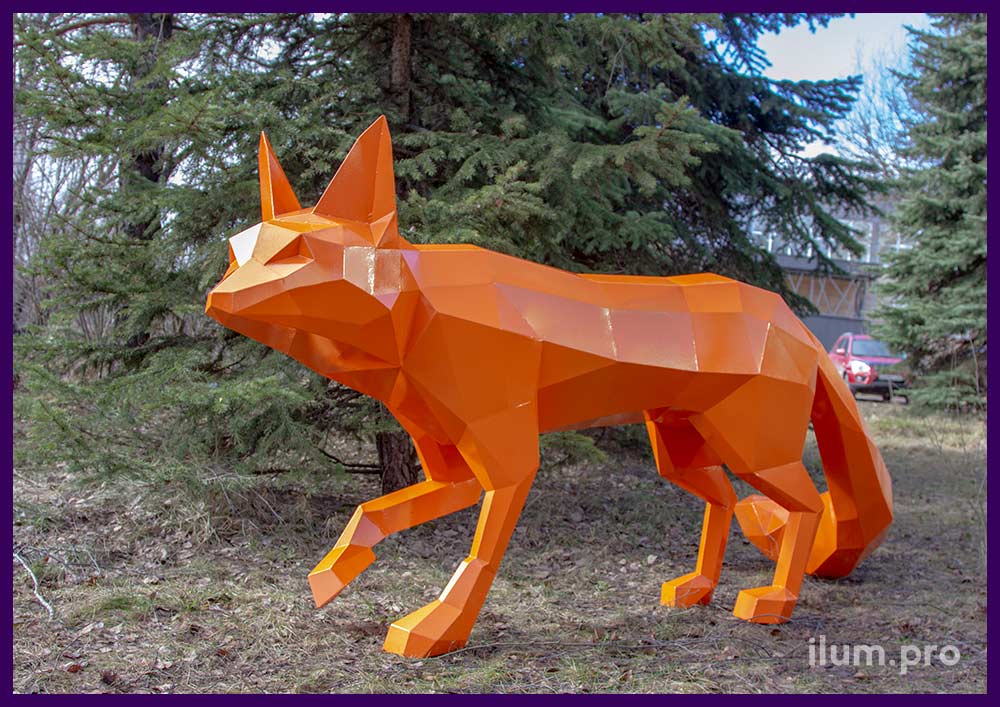 Металлическая полигональная скульптура лисы с краской