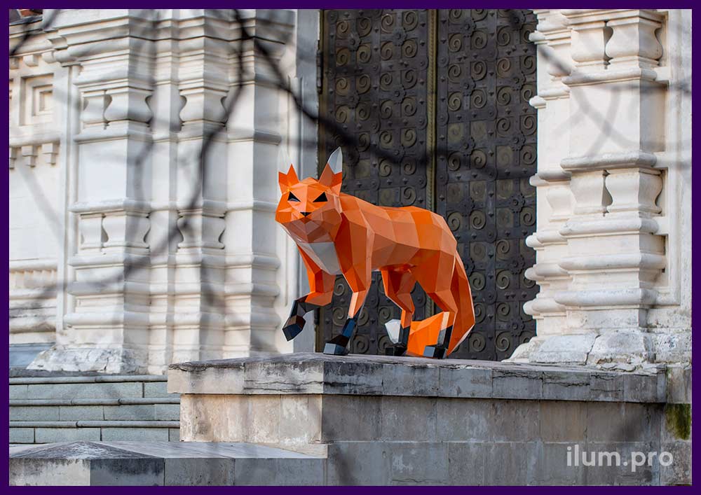Садово-парковая скульптура из стали в форме полигональной лисы