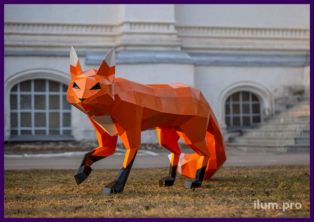 Стальные скульптуры животных в парке - полигональные лисицы