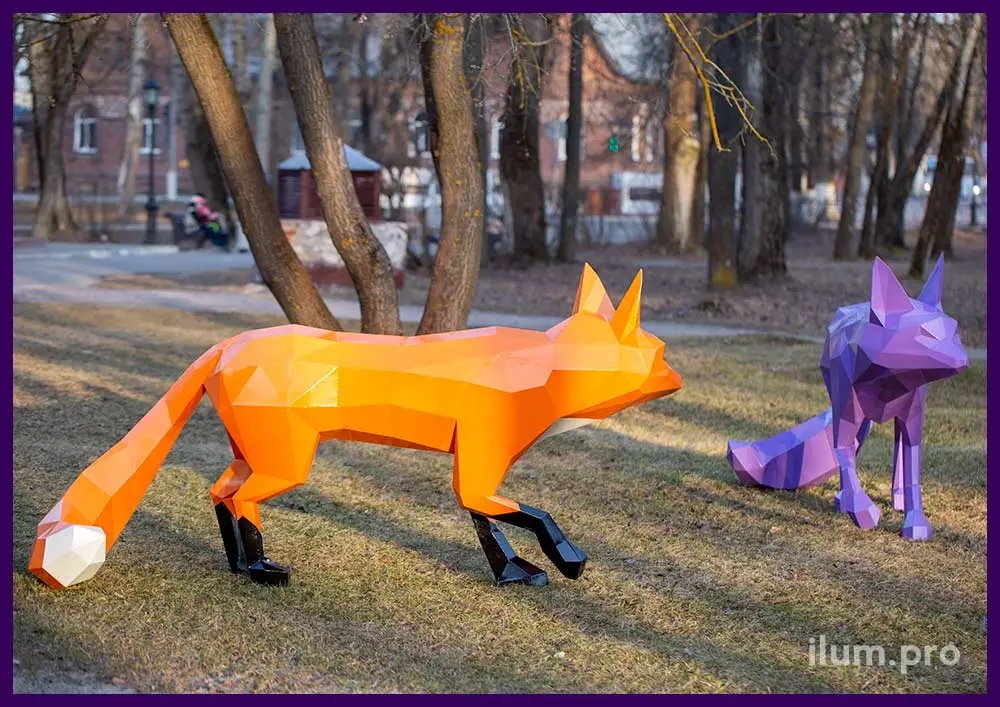 Парковая скульптура животного из металла - полигональная лиса