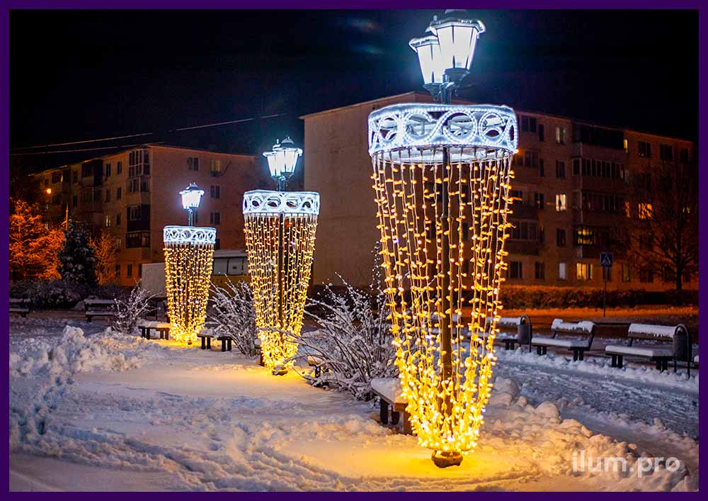 Украшение уличных фонарей светящимися консолями с дюралайтом и гирляндами