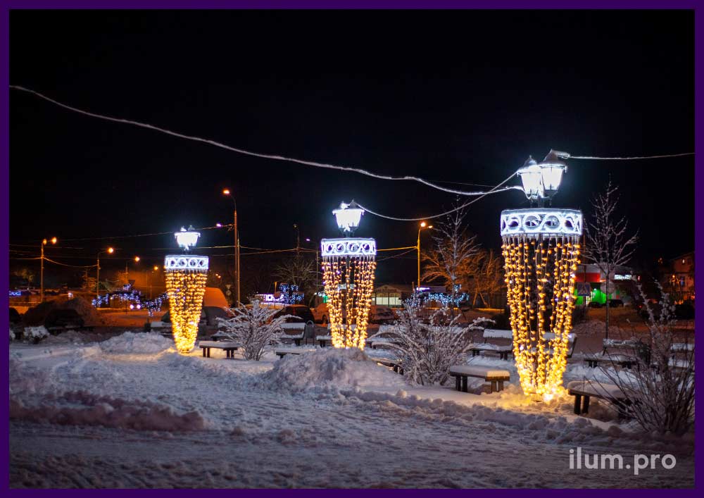 Новогоднее украшение городской площади в Подмосковье световыми консолями