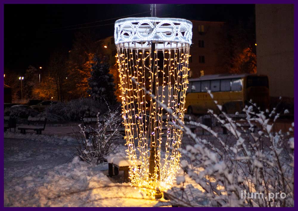 Консоли уличные светодиодные на фонарях на Новый год в Москве