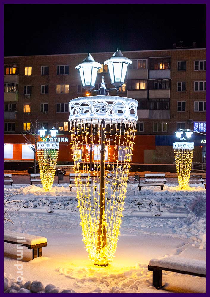 Уличные световые декорации в форме бокалов шампанского из гирлняд