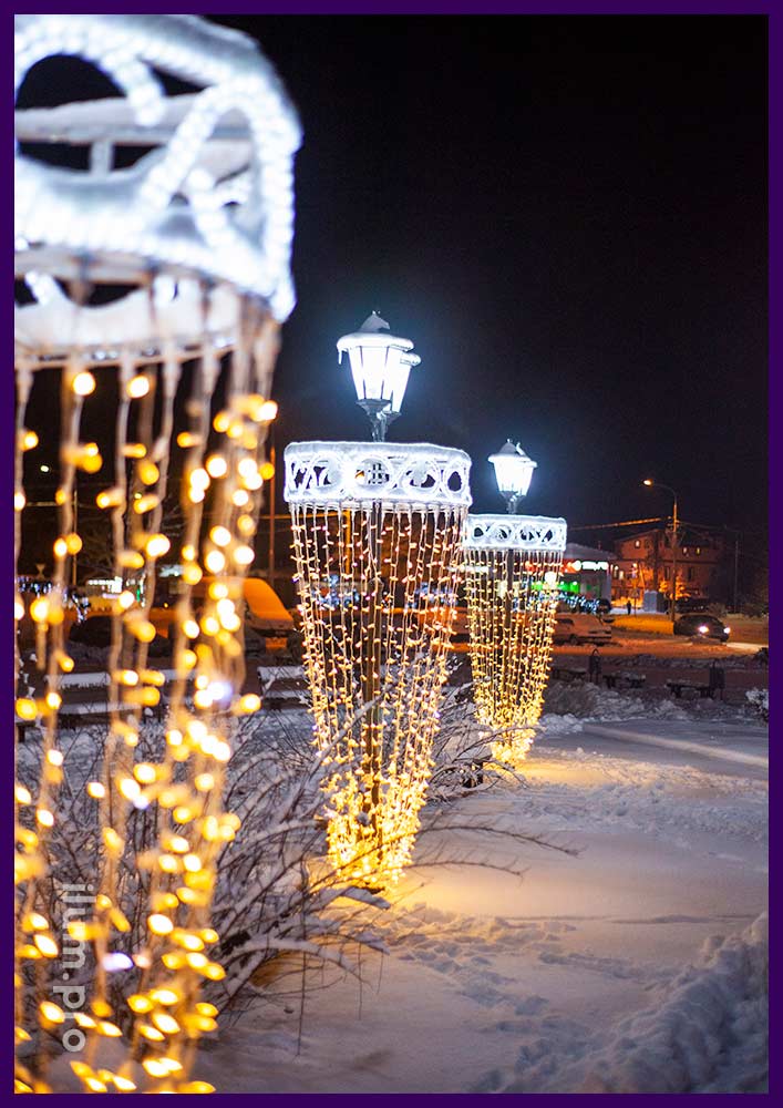 Новогодние украшения фонарей в Подмосковье световыми консолями