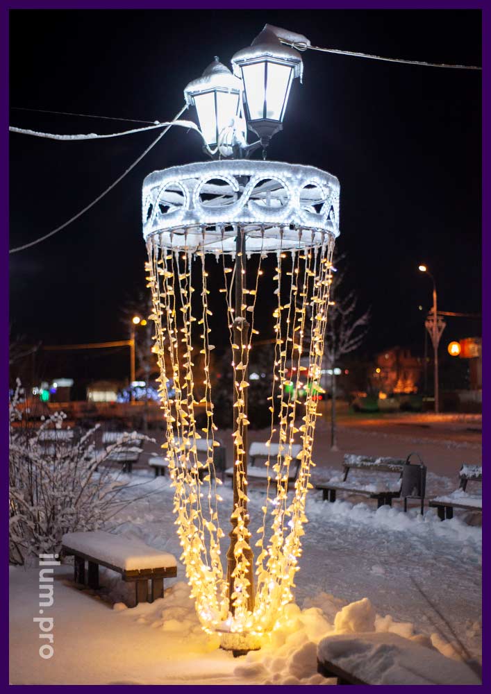 Украшение центральной площади города на Новый год световыми декорациями