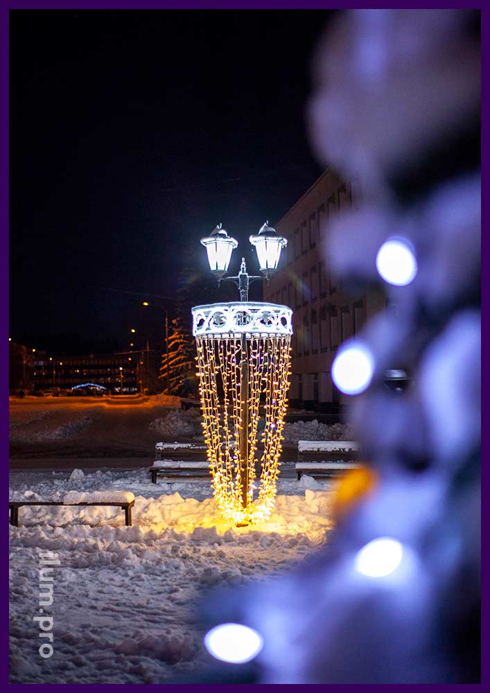 Консоль в форме бокала на фонаре уличного освещения в Москве