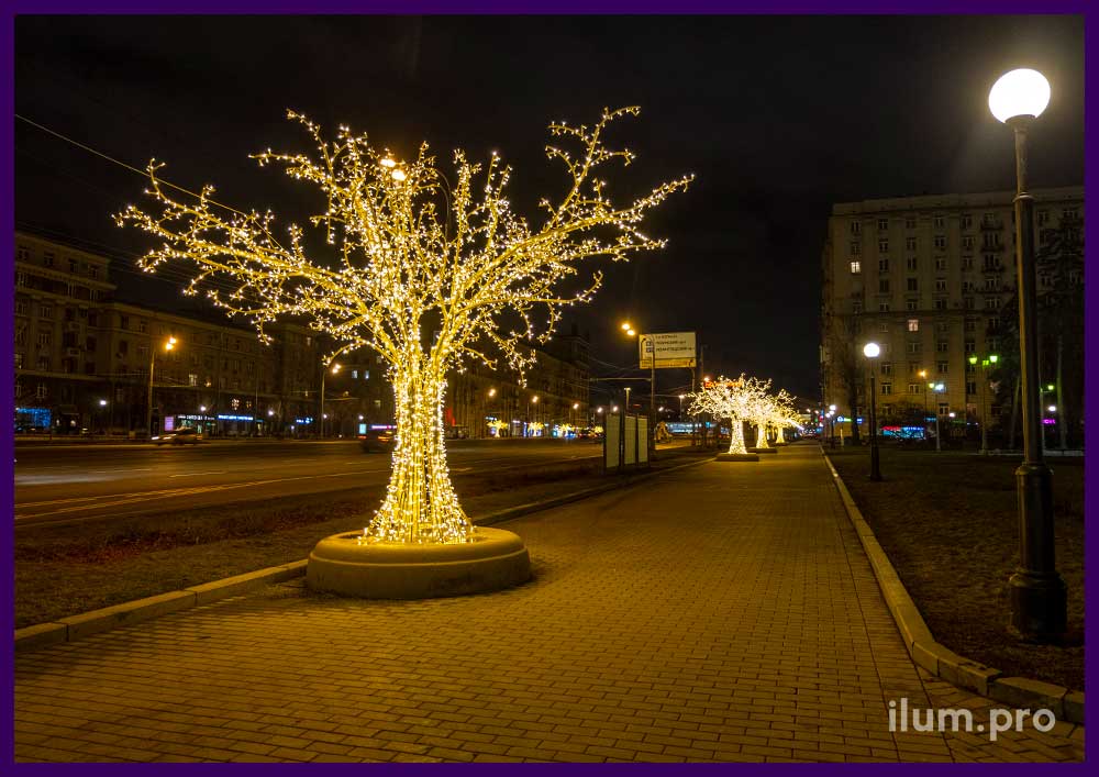 Светящиеся деревья с гирляндами на металлическом каркасе в Москве