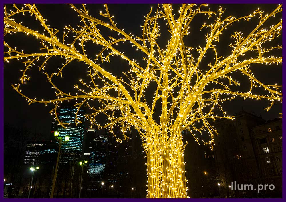 Новогодние деревья со светодиодными гирляндами на Новый год и другие праздники