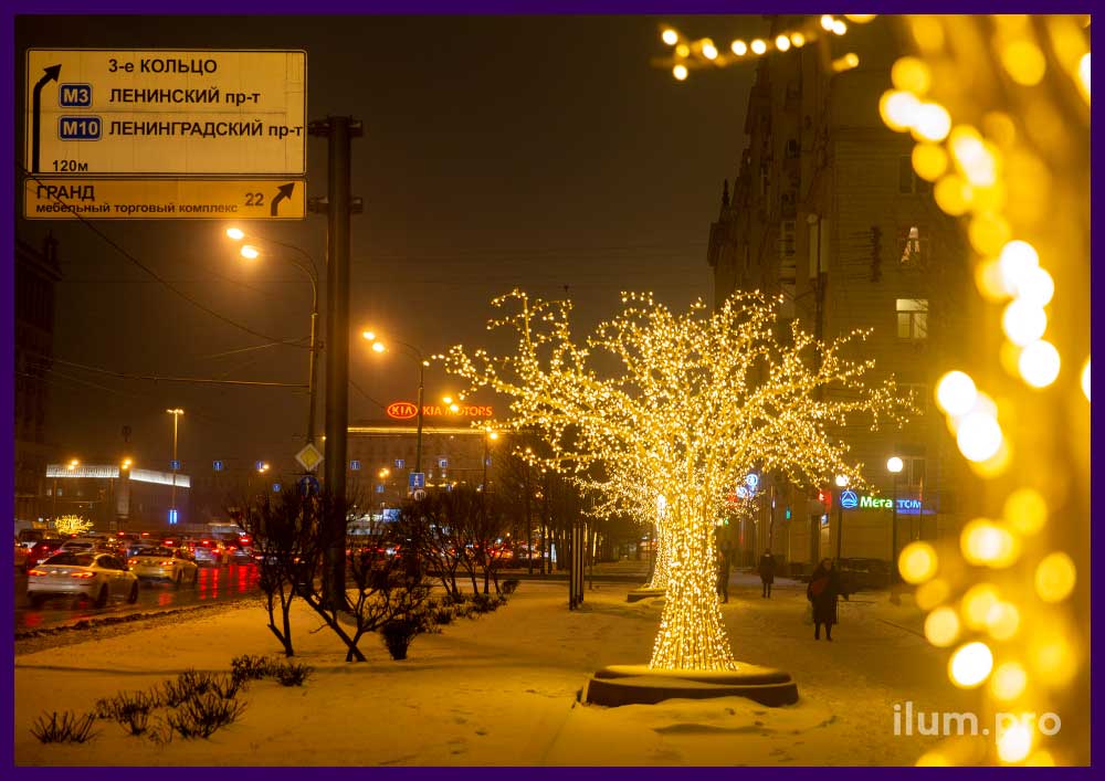 Иллюминация праздничная в форме деревьев в Москве на Новый год