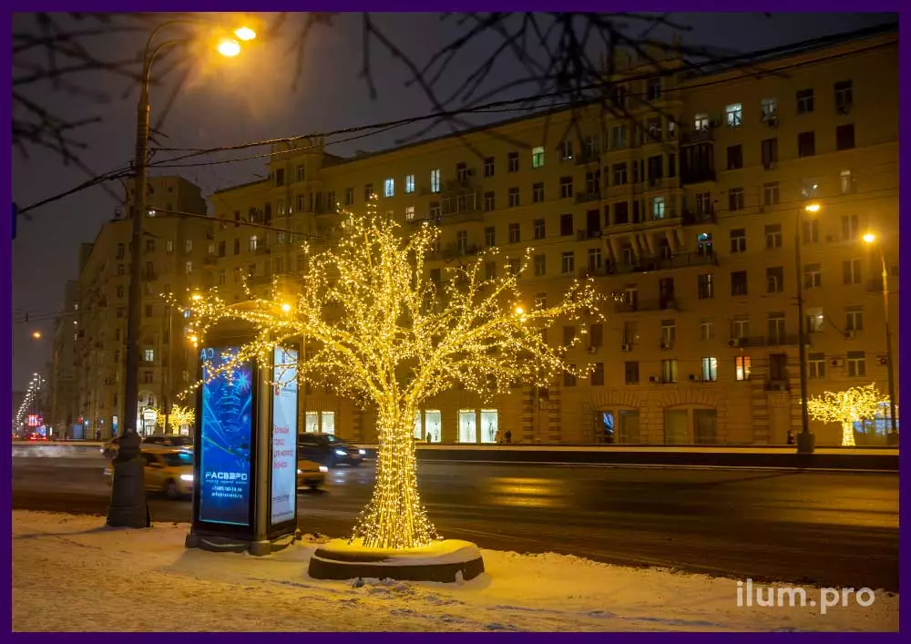 Новогоднее украшение улиц Москвы светящимися фигурами деревьев
