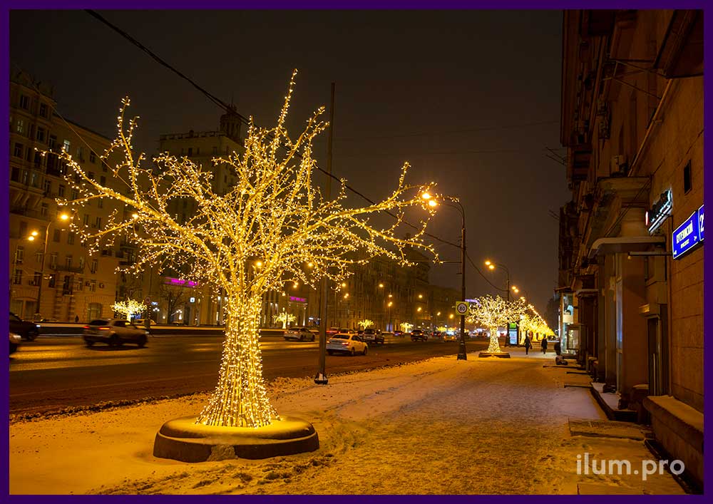 Металлические деревья с подсветкой уличными гирляндами для украшения проспектов Москвы