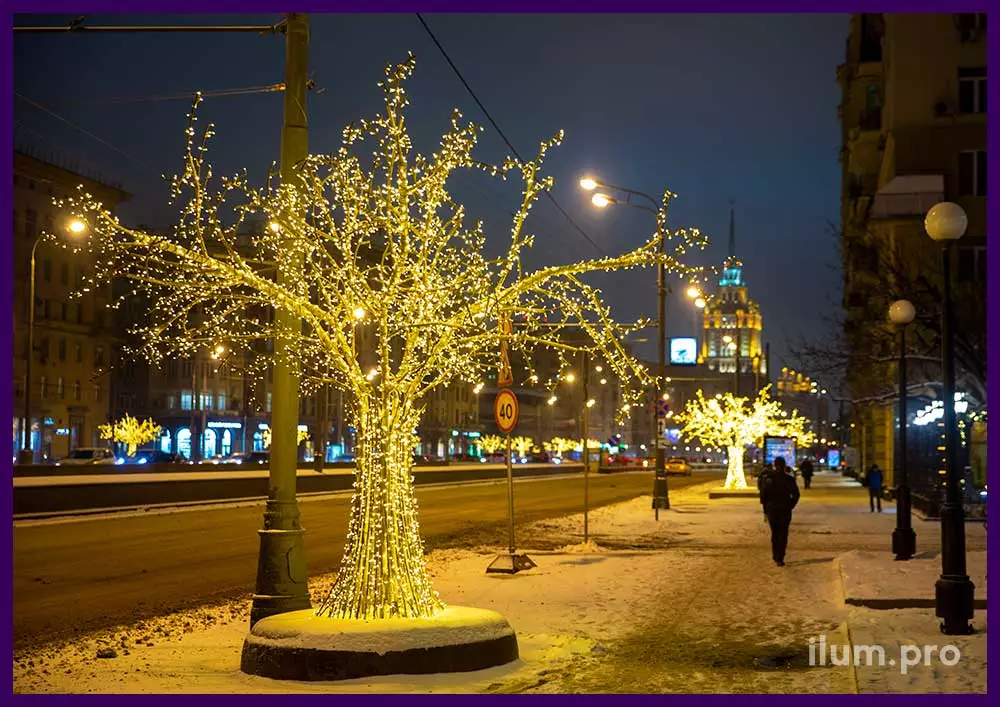 Деревья с гирляндами, Путешествие в Рождество в Москве - новогодние декорации