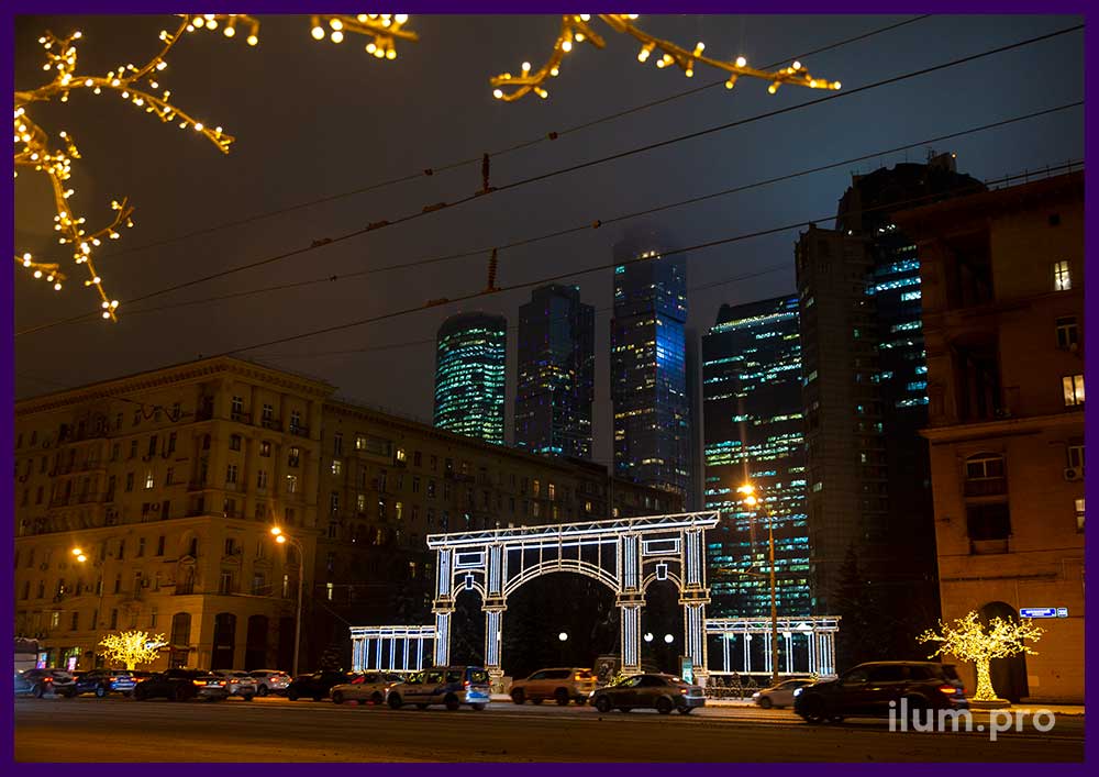 Световые деревья с уличными гирляндами в Москве на Новый год