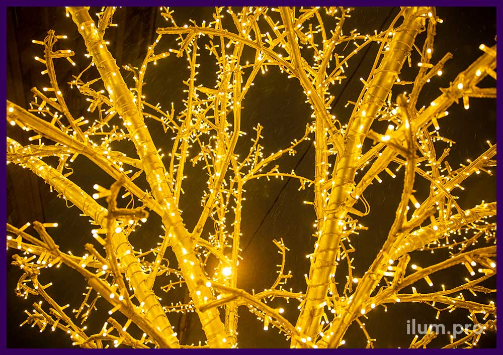 Деревья с подсветкой гирляндами высотой 5 метров на улицах Москвы на Новый год