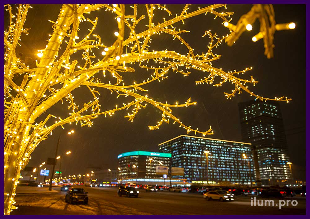 Светодиодные деревья на тротуаре Кутузовского проспекта в Москве на Новый год
