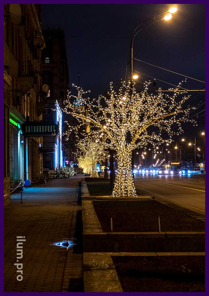 Светодиодные деревья на улицах Москвы с гирляндами тёплых оттенков