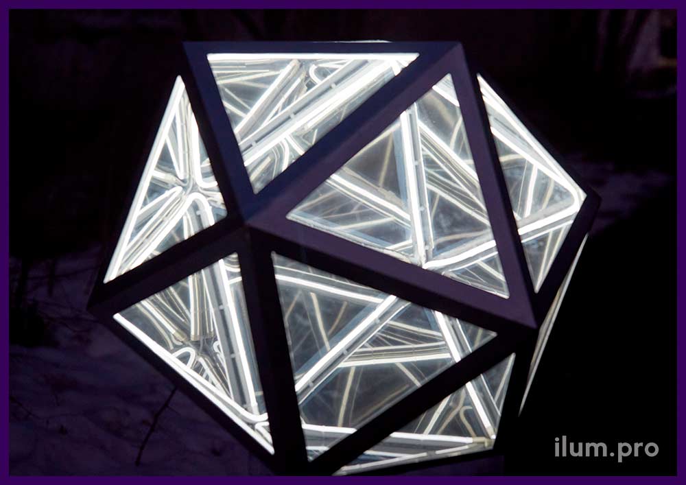 Многогранник из стали с полупрозрачными зеркальными гранями - необычный ландшафтный светильник в сквере