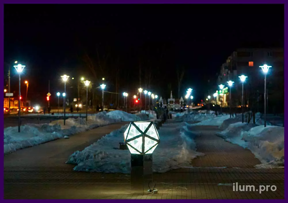 Установка в городе светящихся многогранников с встроенным гибким неоном и зеркальными гранями