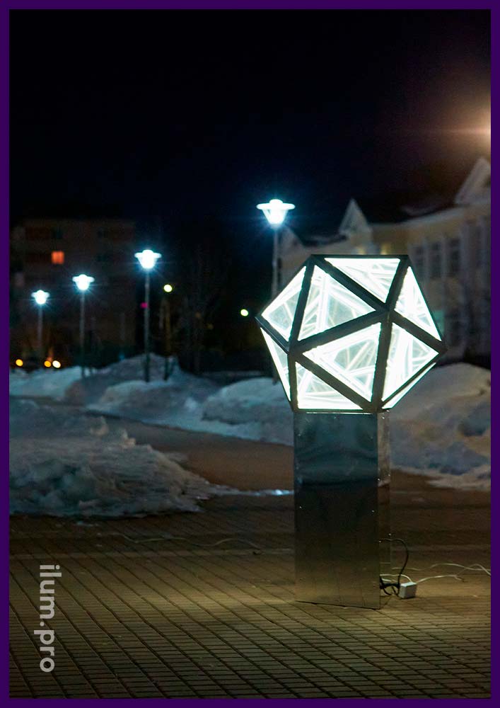 Металлический многогранник с встроенной подсветкой - уличный садово-парковый светильник в сквере