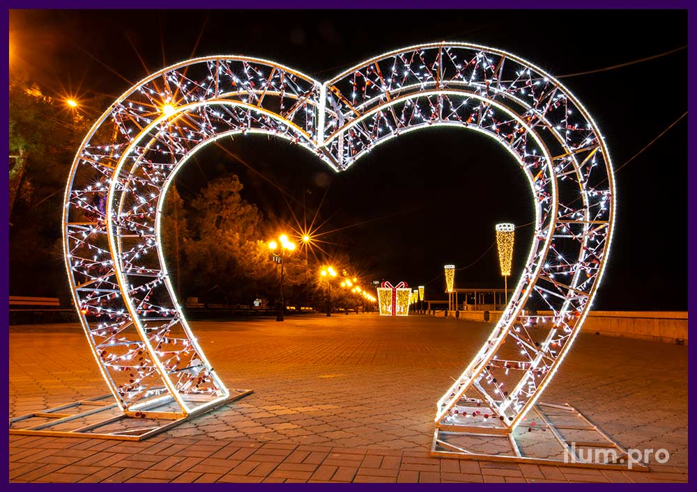 Светящаяся арка в форме сердца с гирляндами в Алуште на Новый год