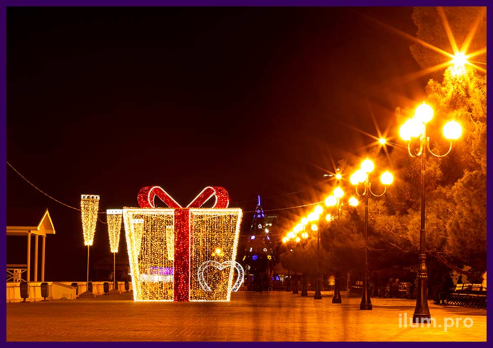 Подсветка улицы в Крыму светодиодной иллюминацией в форме подарка