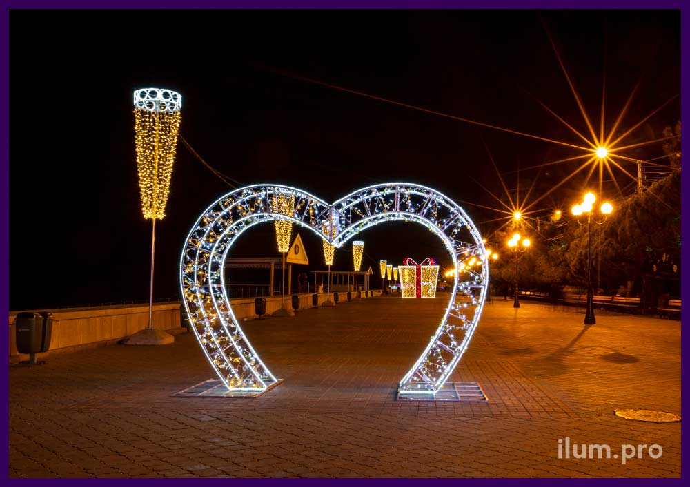 Новогоднее украшение городской площади в Крыму световыми фигурами