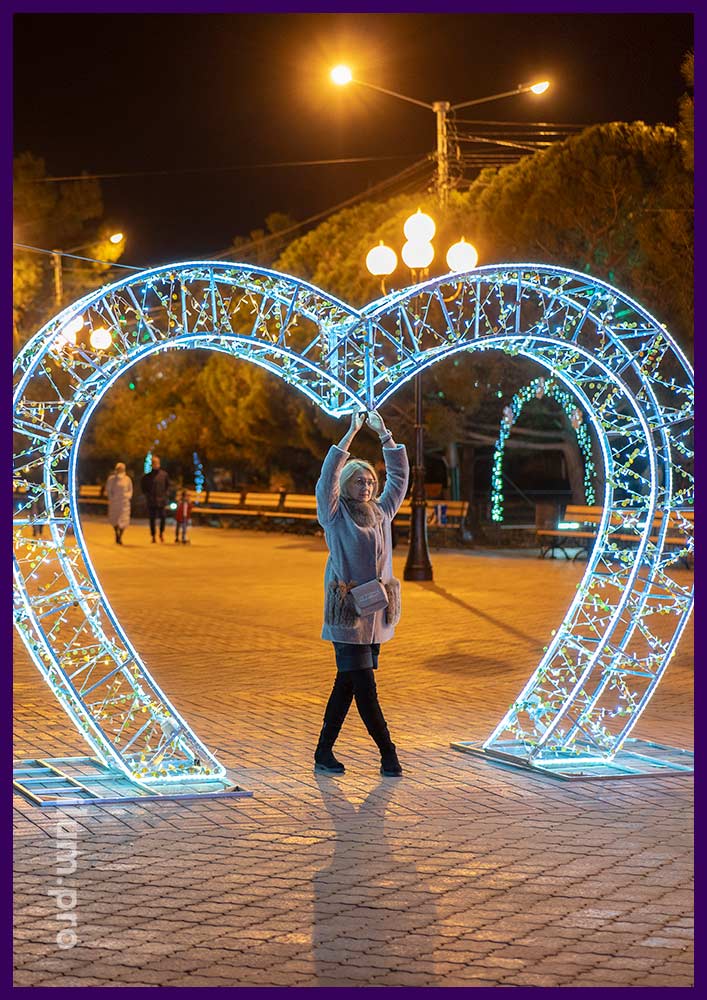 Арка в форме сердца со светодиодными гирляндами и блёстками из пластика
