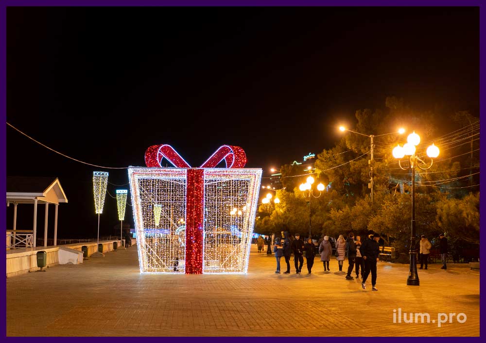 Украшение светодиодной иллюминацией города на Новый год в Крыму